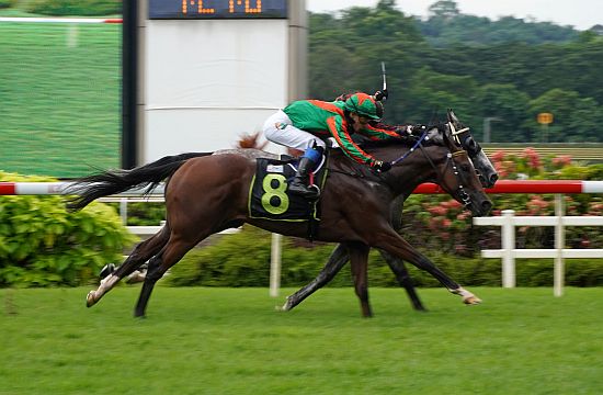 Flying Nemo (Carlos Henrique) pips Energy Baby (Ruan Maia, obscured) to take out the Class 3 race on 18 May.